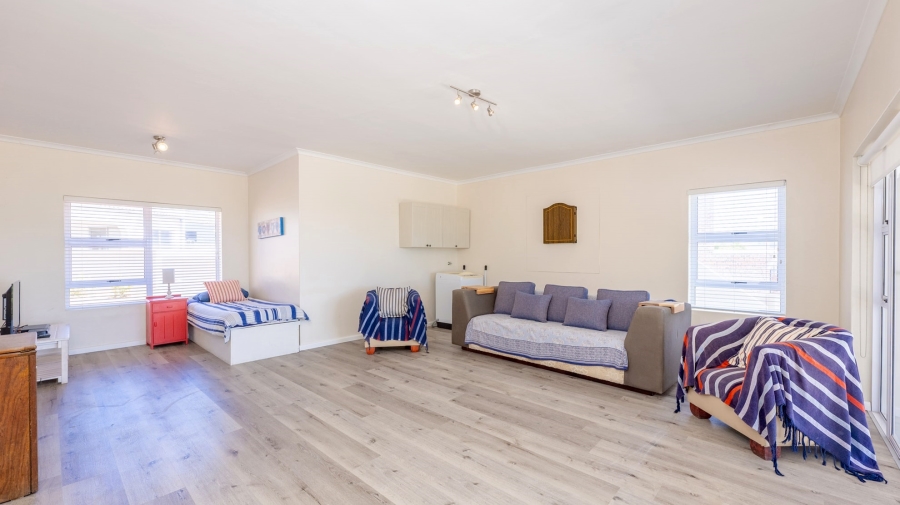 5 Bedroom Property for Sale in Struisbaai Western Cape